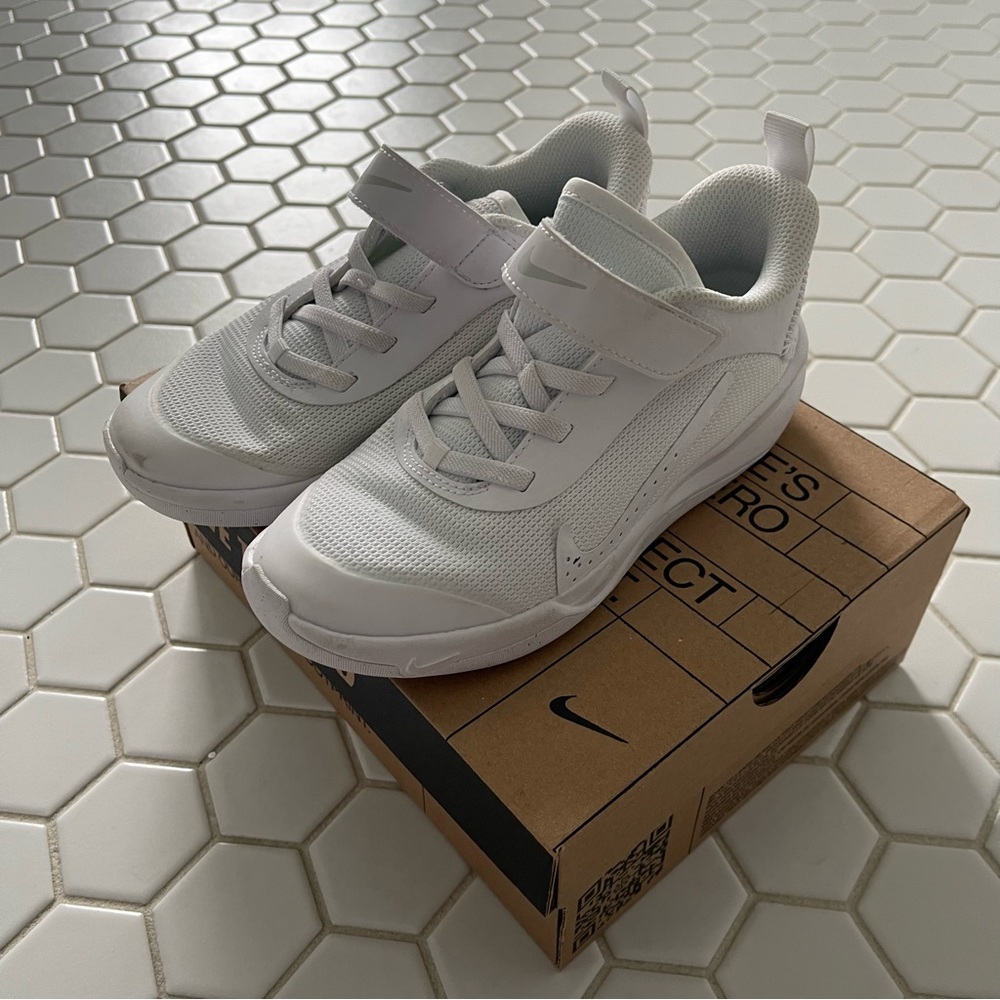 Nike Omni white shoes